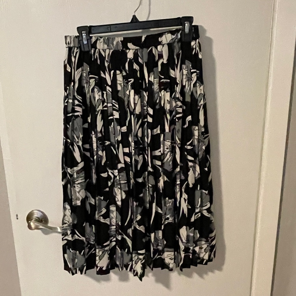 Banana Republic Black and White Pleated Skirt SM